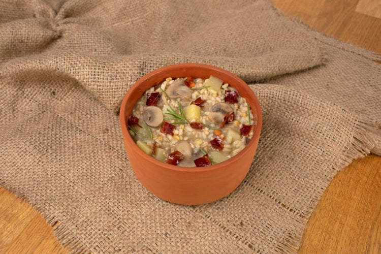 Zuppa di 3 Cereali Integrali ai funghi e patate con speck croccante e noci 