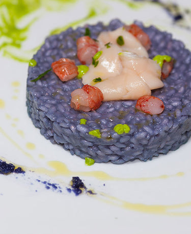 Arroz con coles moradas, pétalos de vieiras y gambas rojas 