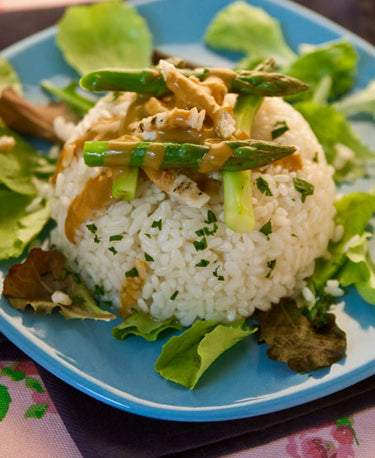 foto ricetta Griglia di asparagi bicolore su cerchio di riso e pollo grigliato 