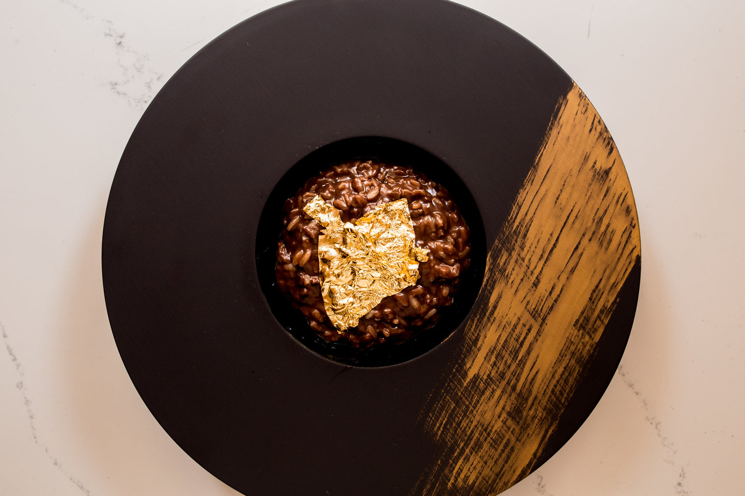 foto ricetta Risotto cremoso al sanguinaccio con uovo ruspante e foglie d’oro alimentare 