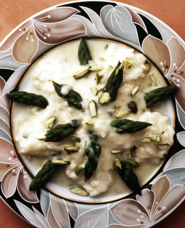 Risotto de espárragos y fondue de gorgonzola y pistachos 