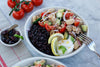 Mediterrane Nero-Bowl mit Thunfisch-Bohnen-Salat mit Tomaten 