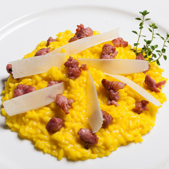 Risotto con strolghino y láminas de parmesano teñido con azafrán 