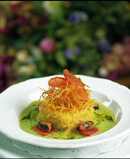 RISOTTO WITH SAVOY CABBAGE, BACON AND BLACK PEPPER IN AN ONION